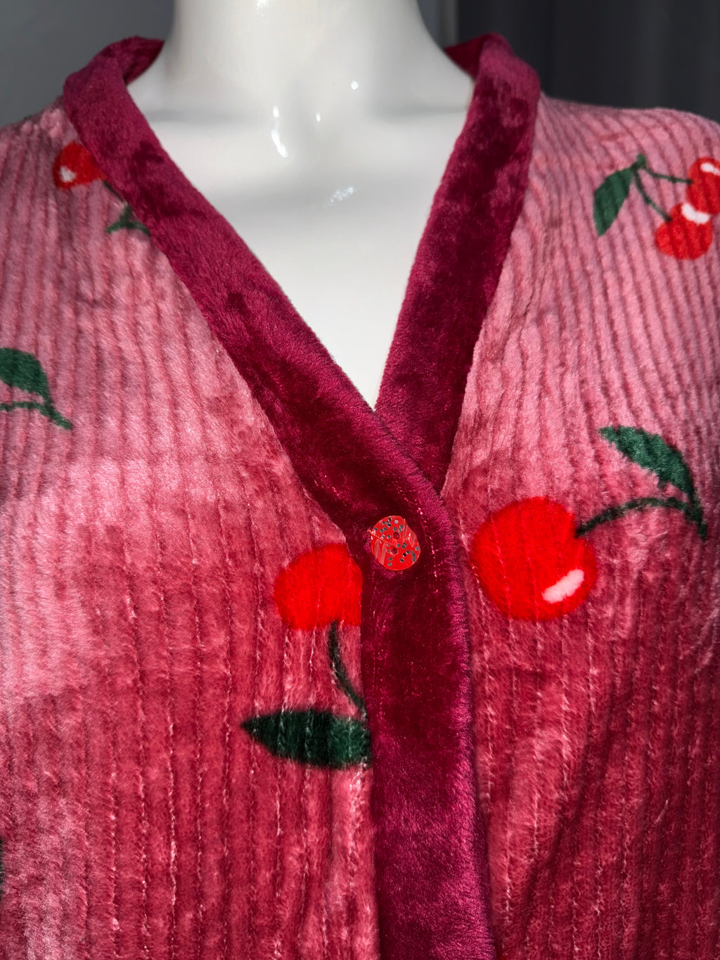 Pijama de invierno aterciopelada con diseño de cerezas – Suave, cálida y cómoda