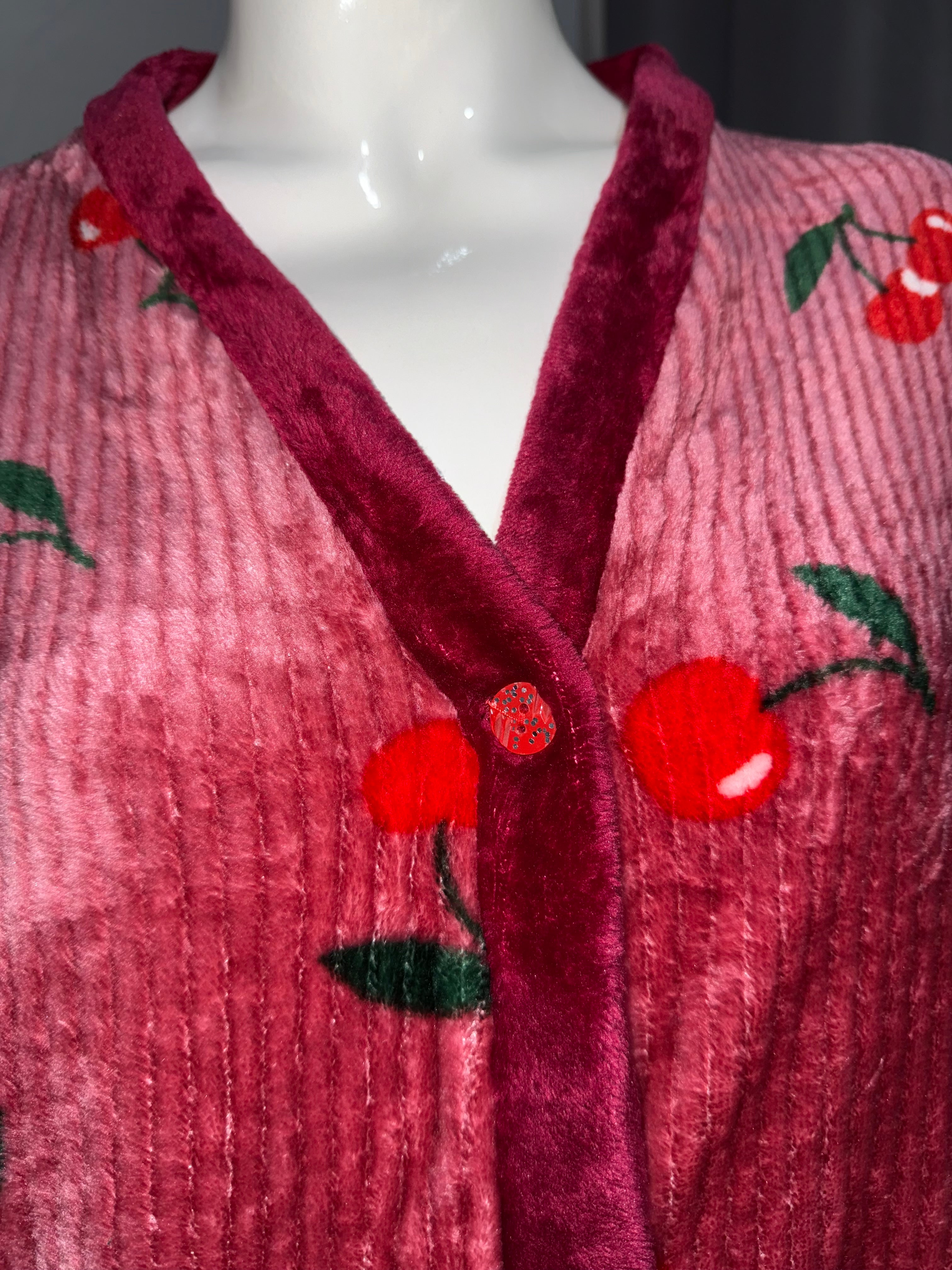 Pijama de invierno aterciopelada con diseño de cerezas – Suave, cálida y cómoda
