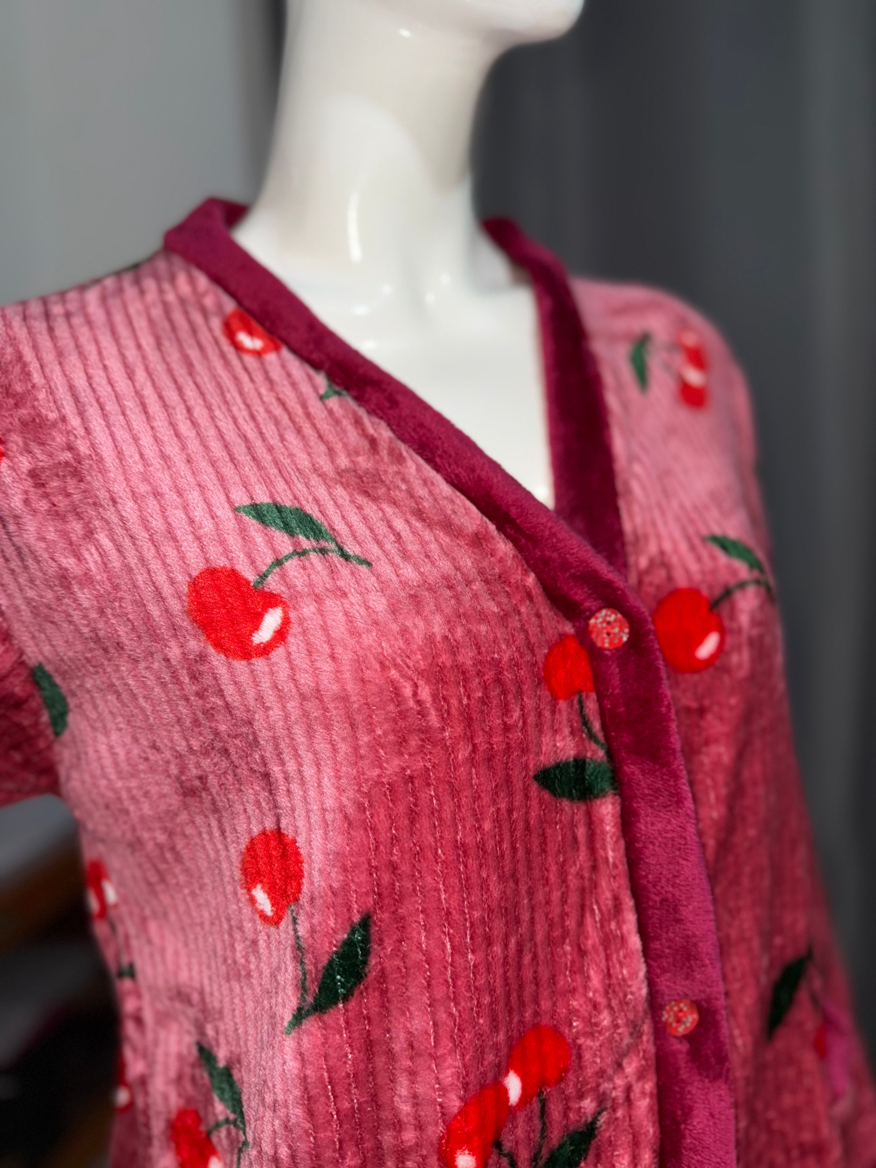 Pijama de invierno aterciopelada con diseño de cerezas – Suave, cálida y cómoda