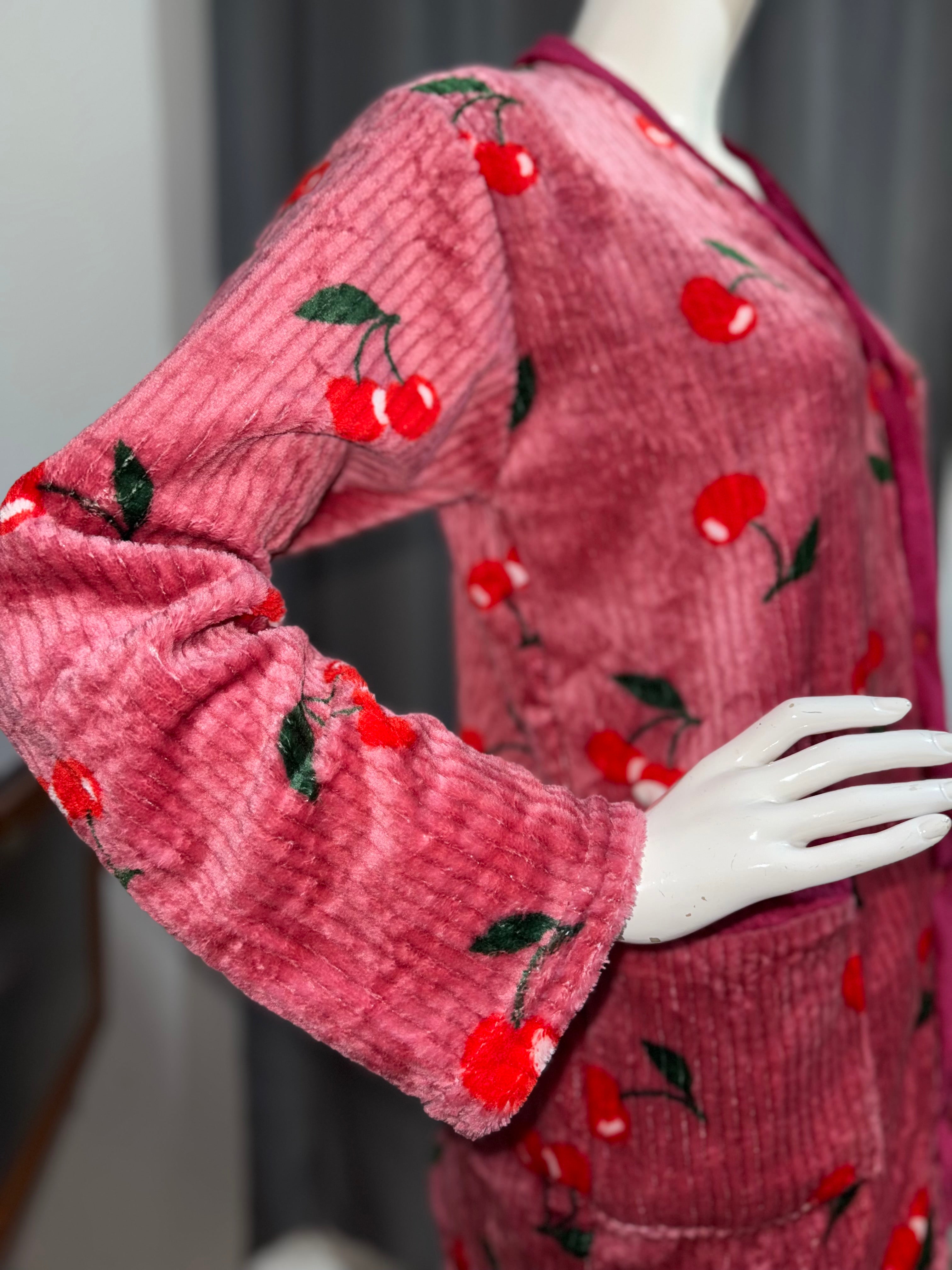 Pijama de invierno aterciopelada con diseño de cerezas – Suave, cálida y cómoda